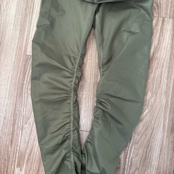 ALO YOGA IDOL LEGGING Color: Jungle Glossy: light green - Picture 9 of 13